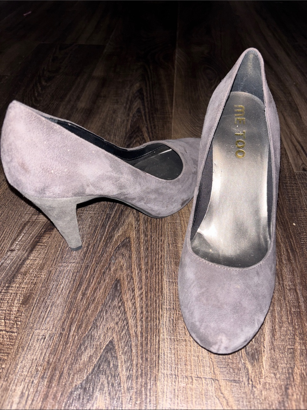 me too Gray Suede Mid-Heel Pumps